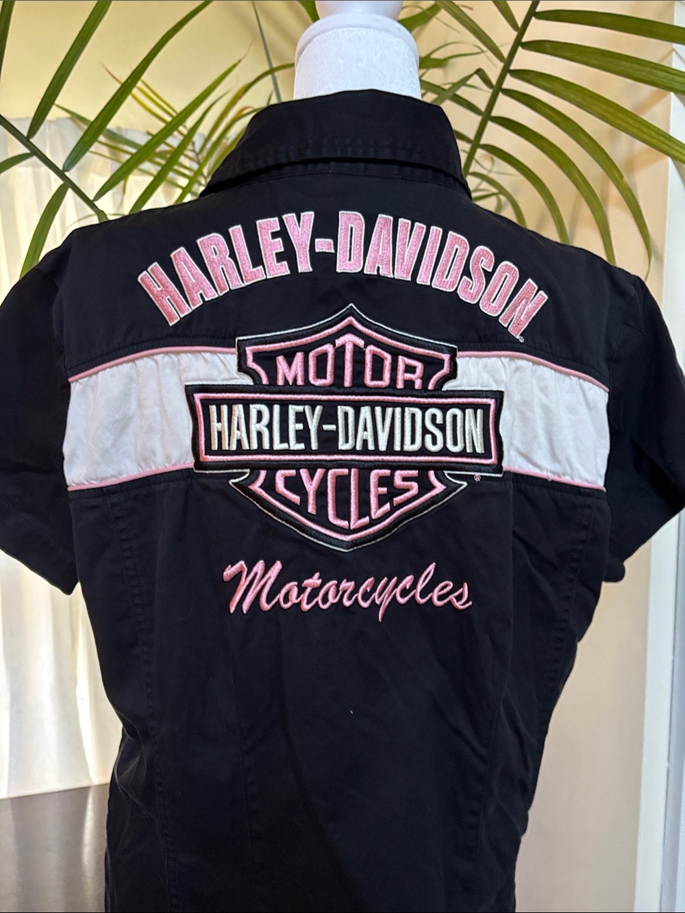 Harley-Davidson Black Jacket with Gold Zipper and Pink Embroidery - Picture 6 of 9